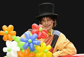 Clown Filou packt die Schlittschuhe aus