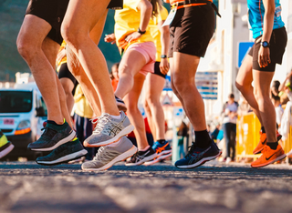 25. Stadtlauf in Hanau: 4.000 Menschen laufen gegen Gewalt an Frauen