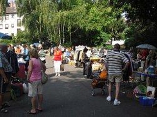 Traditioneller Flohmarkt im Fronhof