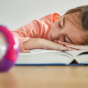 Gähnend zur Schule: Zeitumstellung belastet Kinder am meisten