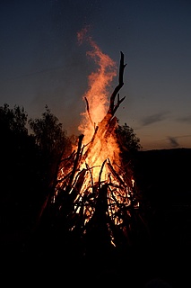 Jahreszeitenfeuer zur Sommer-Sonnenwende