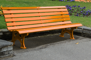 Frankfurt: Orangefarbene Bänke setzen starkes Zeichen gegen Gewalt an Frauen