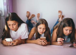 Altersgrenze für Social Media gefordert – Was Familien jetzt wissen sollten