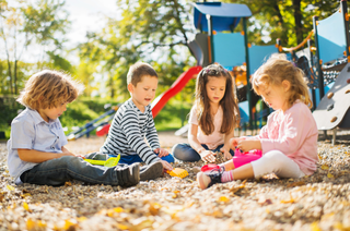 Frankfurt: Kinder schaukeln jetzt an neuen inklusiven Spielgeräten im Solmspark