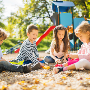 Frankfurt: Kinder schaukeln jetzt an neuen inklusiven Spielgeräten im Solmspark