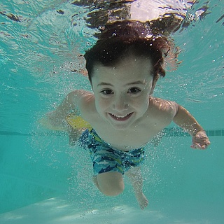Kinder dürfen bald kostenlos in Frankfurter Schwimmbäder