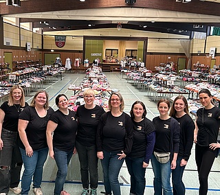 Vorsortierter Spielzeug- und Kinderkleiderbasar