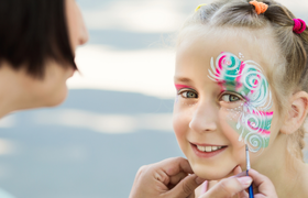 Kinderschminken auf dem Wochenmarkt