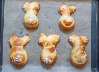 Kinder backen Österliches mit Mama oder Papa