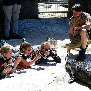 Vernissage: "Bitte lächeln - Kinder fotografieren Zootiere"