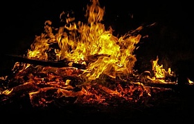 Großes Osterfeuer am Riedberg