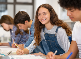 Frankfurt: Jugendliche des Adorno-Gymnasiums lernen Zivilcourage mit Herz und Verstand