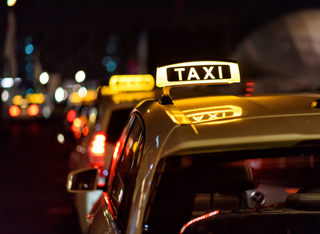 FrauenNachtTaxi Frankfurt startet - so kommt ihr nachts günstiger und sicherer nach Hause