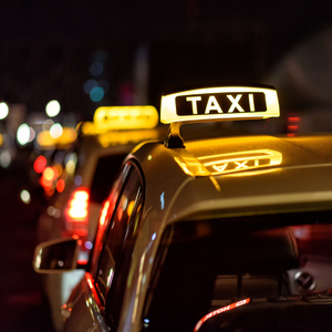 FrauenNachtTaxi Frankfurt startet - so kommt ihr nachts günstiger und sicherer nach Hause