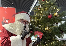 Wunscherfüller-Baum im Fraport-Besucherzentrum