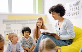 Vorlesestunde für Kinder auf Spanisch