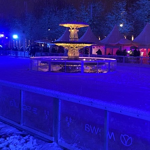 Eisbahn revolutioniert: Schlittschuhlaufen bei "Wiesbaden on Ice" 2023 startet heute
