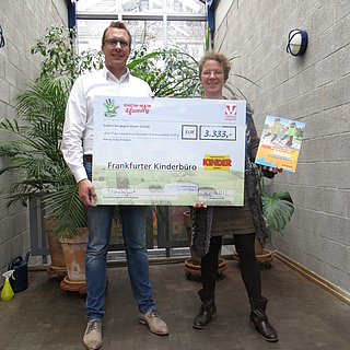 3.333 Euro für das Frankfurter Kinderbüro – Trifels Verlag übergibt Spendenscheck